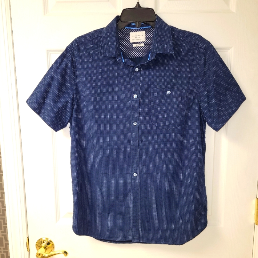 Casual button down shirt short sleeve size M